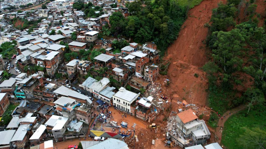 Eingestürzte Häuser nach schweren Regenfällen und Überschwemmungen im brasilianischen Bundesstaat Minas Gerais. Foto: Silvia Izquierdo/AP/dpa