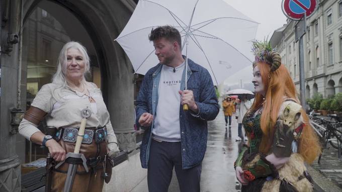 Wenn Cosplay und Hammerwerfen aufeinandertreffen 