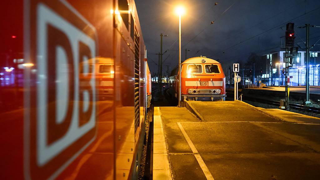 Der vierte Arbeitskampf der Lokführergewerkschaft GDL legt seit dem Morgen weite Teile des Fern- und Regionalverkehrs in Deutschland lahm.