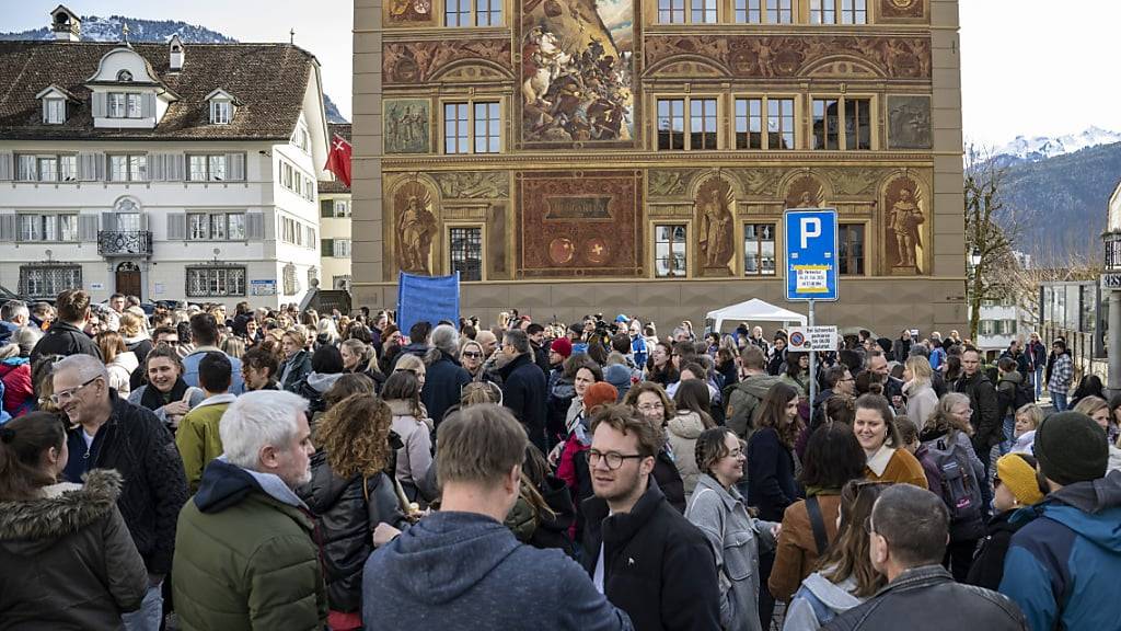 Unzufriedene Lehrerinnen und Lehrer demonstrieren in Schwyz.