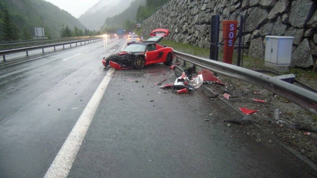 Der Sportwagen kollidierte am Montag auf der Autobahn A2 bei Gurtnellen mit einem anderen Auto. Die Fahrer blieben unverletzt.