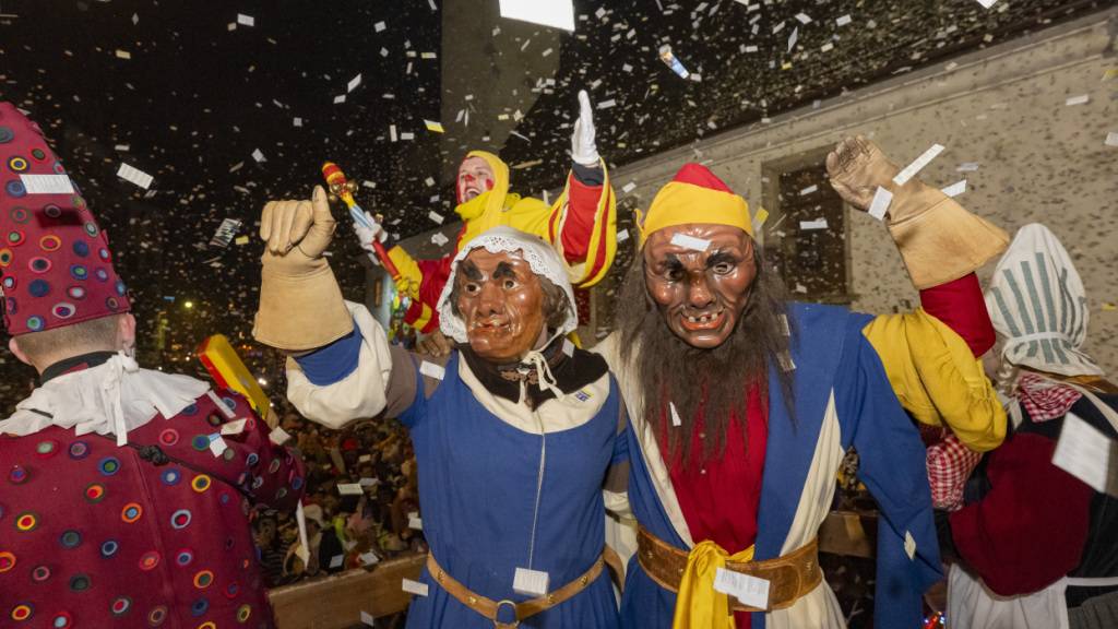 Der Fritschi und die Fritschene geniessen den «Fötzeliräge» nach dem Urknall auf dem Kapellplatz an der Fritschi-Tagwache der Luzerner Fasnacht.