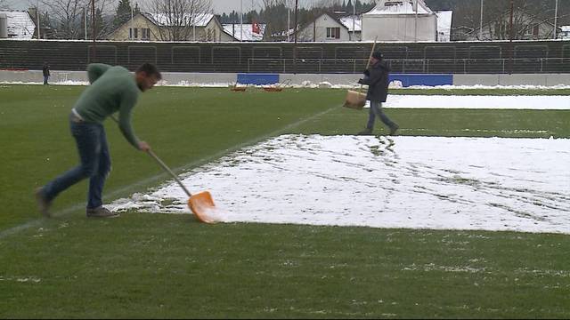 Kampf gegen Schnee auf dem Brügglifeld