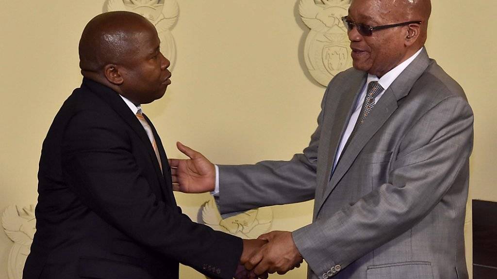 Nur gerade vier Tagen lang amtete David Van Rooyen (links) als Finanzminister in Südafrika. Präsident Jacob Zuma (rechts) setzte ihn nach harscher Kritik ab. (Archivbild)