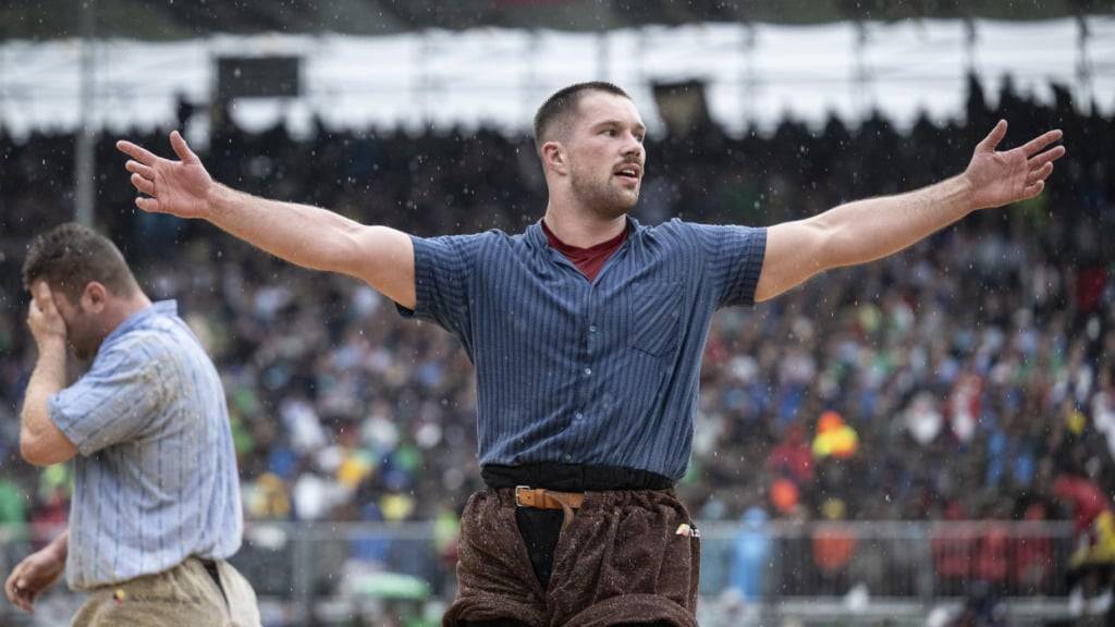 Einer der grossen Siege: Fabian Staudenmann bezwingt am Jubiläumsschwingfest in Appenzell im Schlussgang den Bündner Armon Orlik