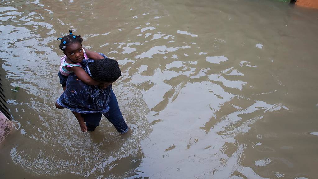 Der Tropensturm «Laura» hat in der Dominikanischen Republik zahlreiche Strassen unter Wasser gesetzt.