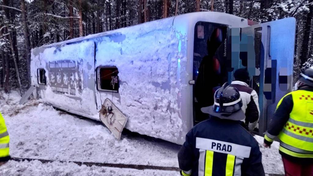 Schulbus in Südtirol mit 34 Kindern umgekippt 