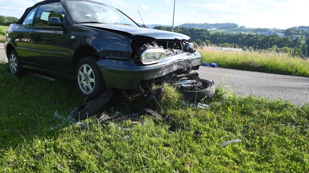 Bei der Kollision in Jonschwil wurde ein Motorradfahrer schwer verletzt.
