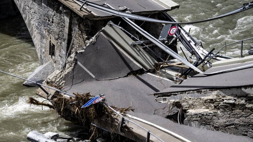 Die zerstörte Visletto-Brücke im Kanton Tessin, aufgenommen am 1. Juli 2024. (Archivbild)