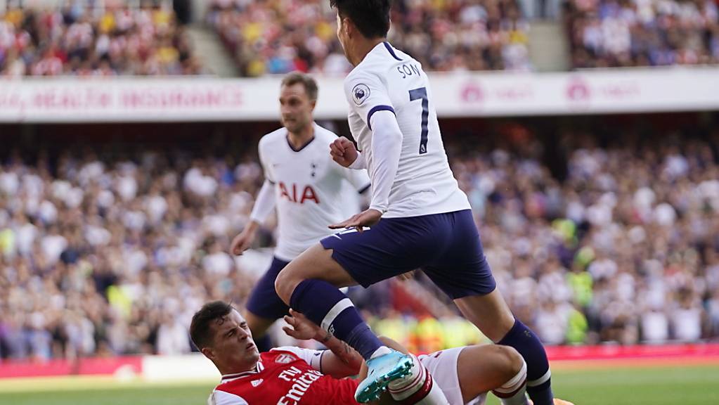 Granit Xhaka foult Son Heung-Min und verschuldet den Penalty, der Tottenham 2:0 in Führung bringt