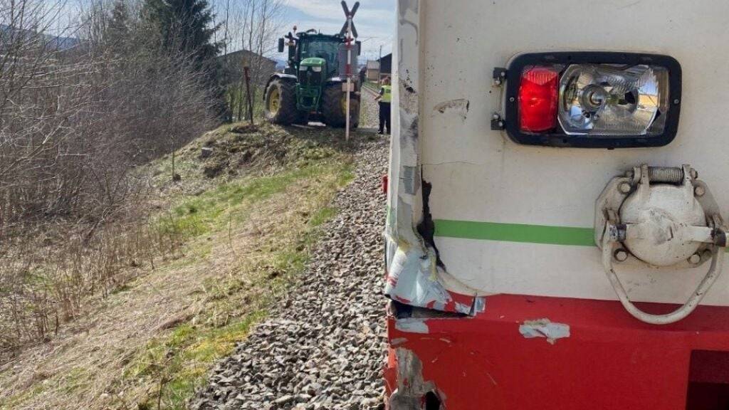 Keine Verletzten: Bei der Kollision entstand lediglich Sachschaden. Der Traktor hatte laut Polizei genügend Zeit, ein Ausweichmanöver einzuleiten.