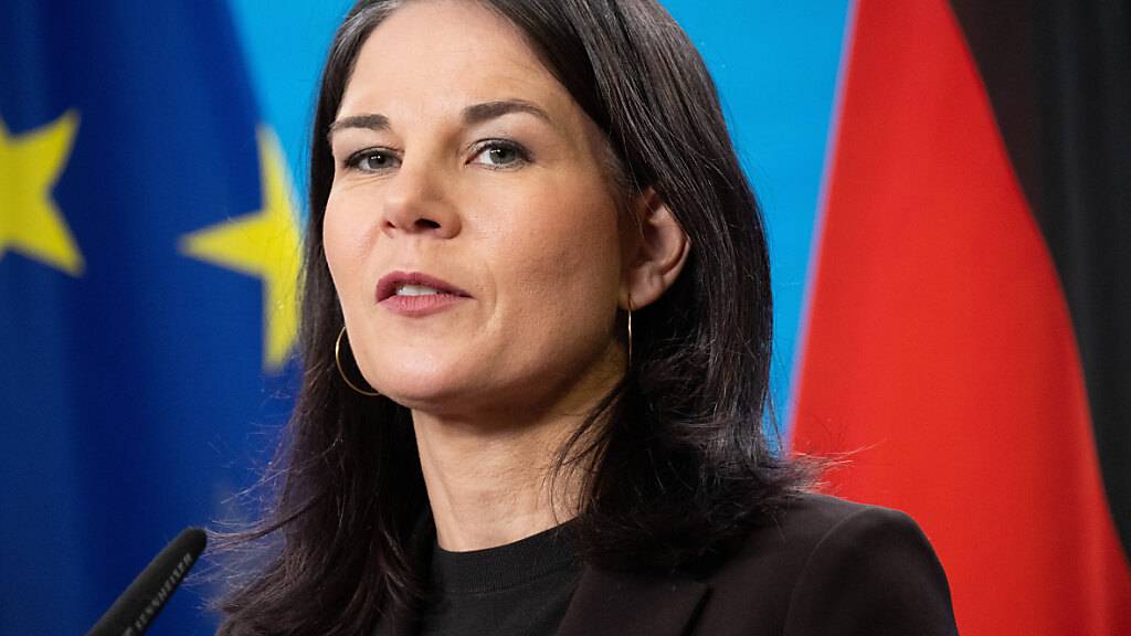 Annalena Baerbock (Bündnis 90/Die Grünen), Außenministerin, spricht während eines gemeinsamen Statements mit dem neuseeländischen Außenminister Peters. Foto: Sebastian Christoph Gollnow/dpa