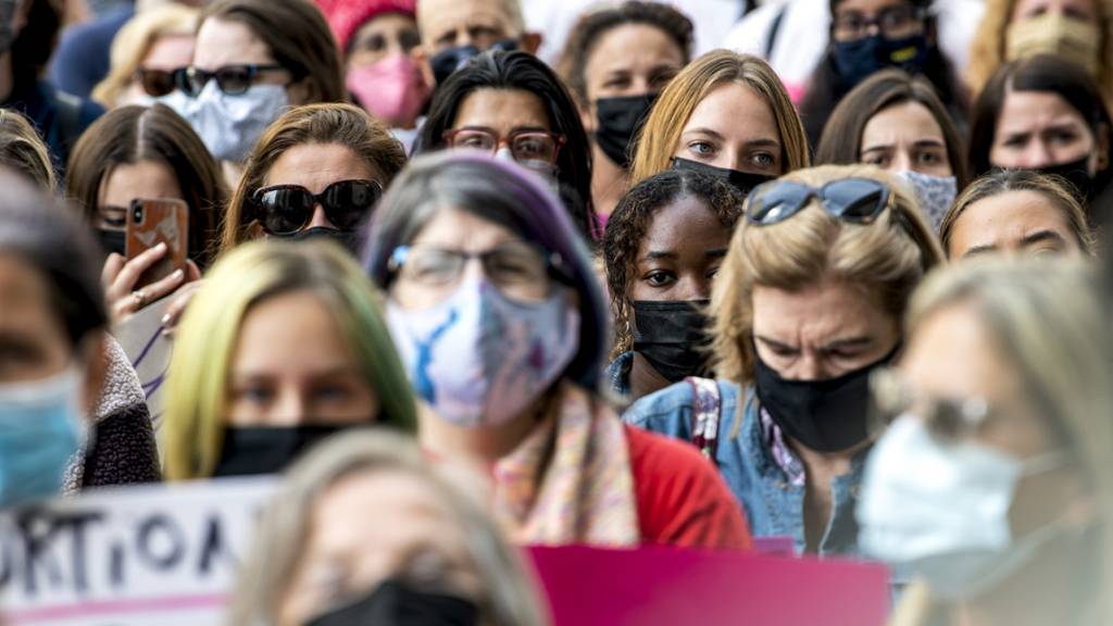 Teilnehmerinnen protestieren in Pittsburgh für das Recht auf Abtreibung. Tausende Menschen haben am Samstag in vielen Städten der USA für reproduktive Rechte demonstriert. Foto: Alexandra Wimley/Pittsburgh Post-Gazette/dpa