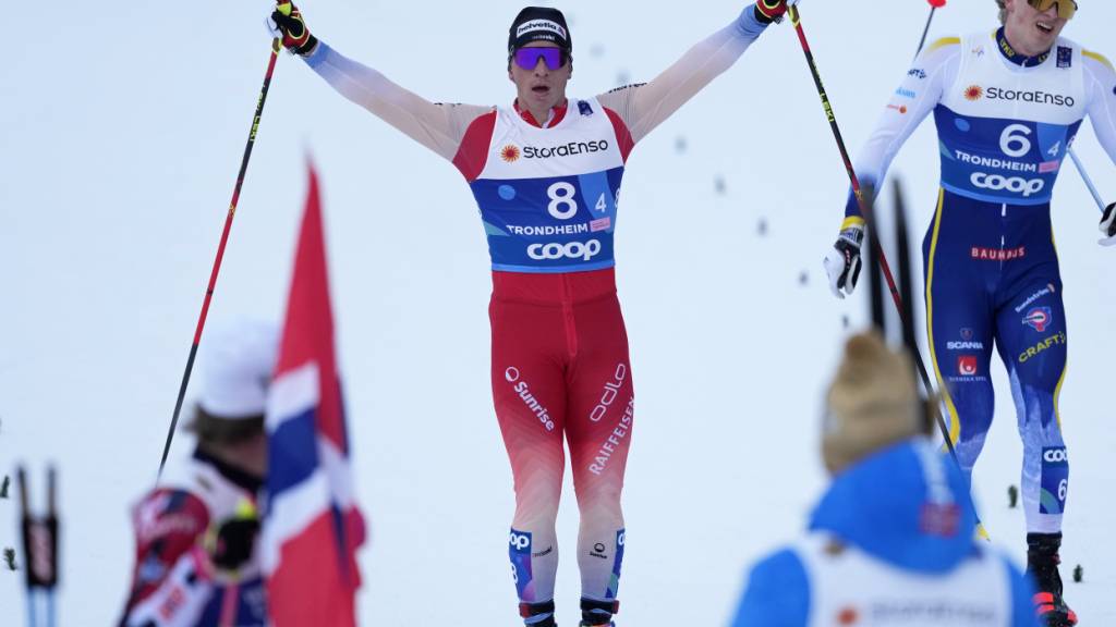 Valerio Grond jubelt im Ziel an der WM in Trondheim, wo er als Schlussläufer der Männerstaffel die Silbermedaille sichert