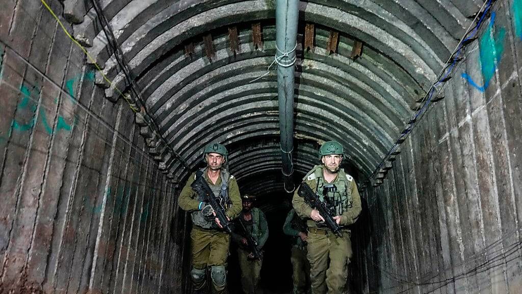 ARCHIV - Israelische Soldaten durchsuchen einen Tunnel im nördlichen Gazastreifen, der nach Angaben des Militärs von militanten Hamas-Kämpfern genutzt wurde. Foto: Ariel Schalit/AP/dpa