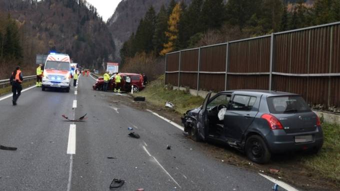 Drei Verletzte nach heftigen Kollisionen