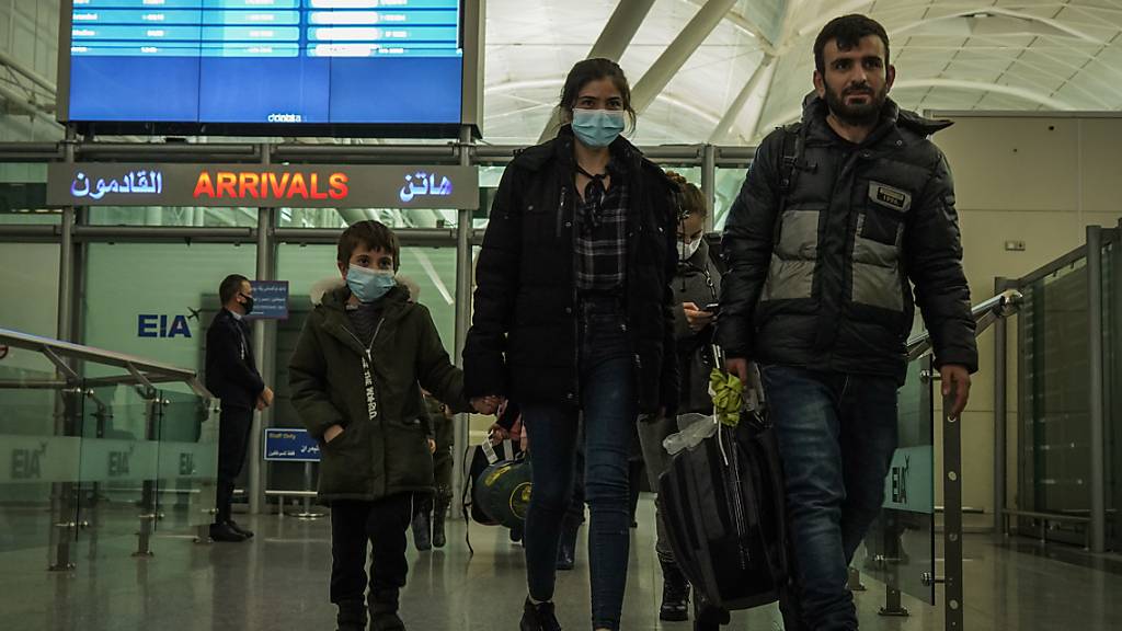 Irakische Migranten, die wochenlang an der polnisch-belarussischen Grenze festsaßen, kommen am internationalen Flughafen Erbil an.