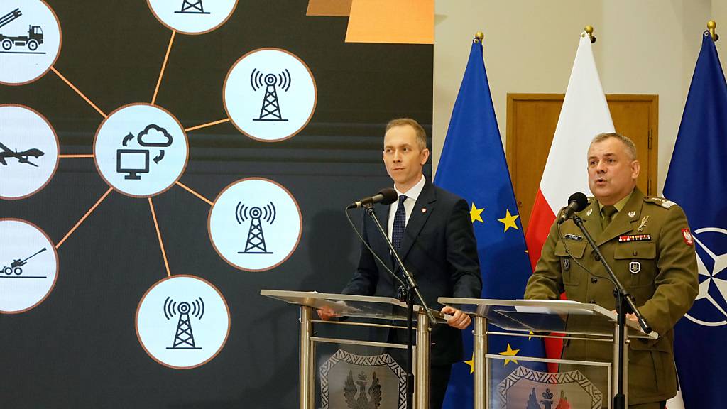 Der stellvertretende Verteidigungsminister Cezary Tomczyk (l) und SGWP-Chef General Wieslaw Kukula (r) sprechen bei der Vorstellung des Nationalen Verteidigungs- und Abschreckungsplans «Schild Ost» im Hauptquartier des Generalstabs. Das Programm sieht Investitionen an den östlichen und nördlichen Grenzen, Befestigungen und Geländeveränderungen vor, um die Mobilität eines möglichen Angreifers zu behindern. Foto: Czarek Sokolowski/AP/dpa