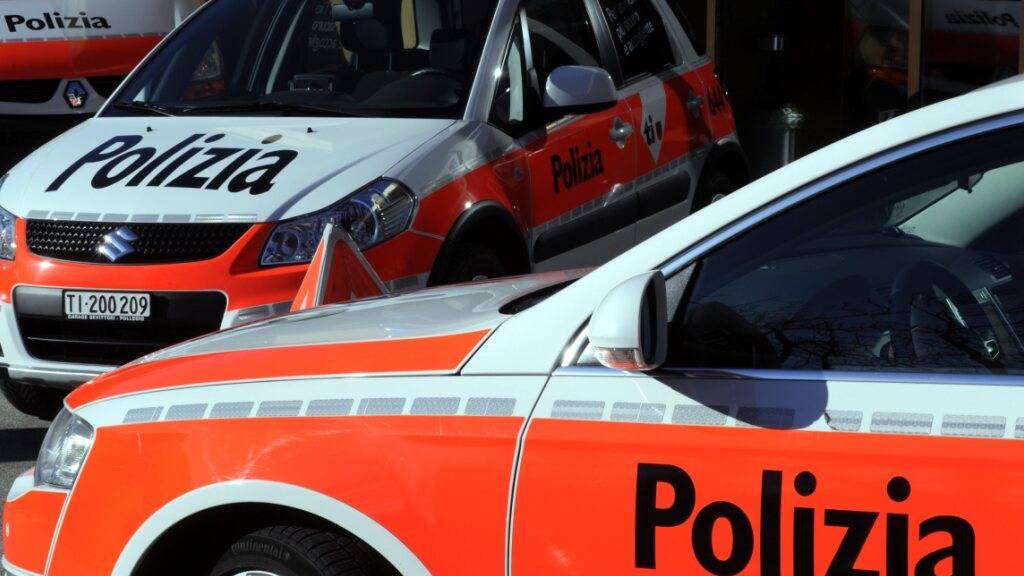 In Novazzano TI ist die Polizei zu einem tödlichen Arbeitsunfall ausgerückt: Eine Lastwagenfahrerin war von ihrem eigenen Fahrzeug erfasst worden. (Archivbild)