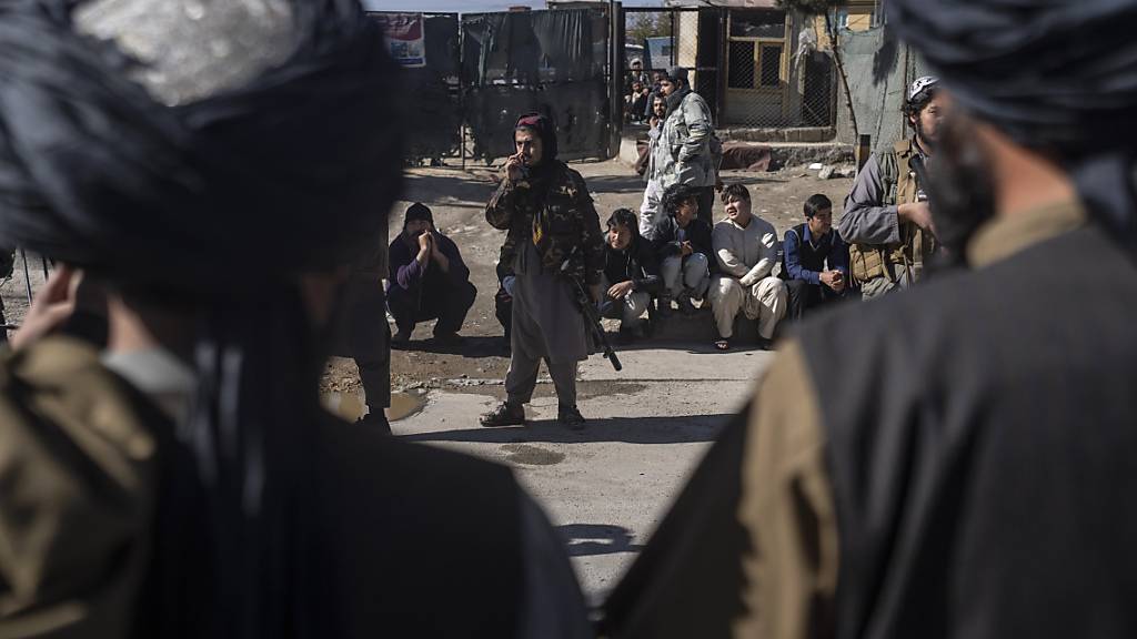 Taliban-Kämpfer sichern das Gebiet nach der Explosion einer Bombe an einem Straßenrand. (Archivbild) Foto: Petros Giannakouris/AP/dpa