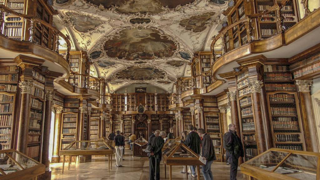 Die Stiftsbibliothek im St. Galler Klosterviertel gehört zu einem beliebten Ziel von Touristinnen und Touristen. (Archivbild)