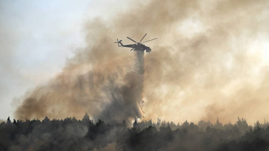 In der Nähe von Athen, in der Region Varibobi, brennt der Wald, die Feuerwehr ist mit Löschhelikoptern unterwegs.