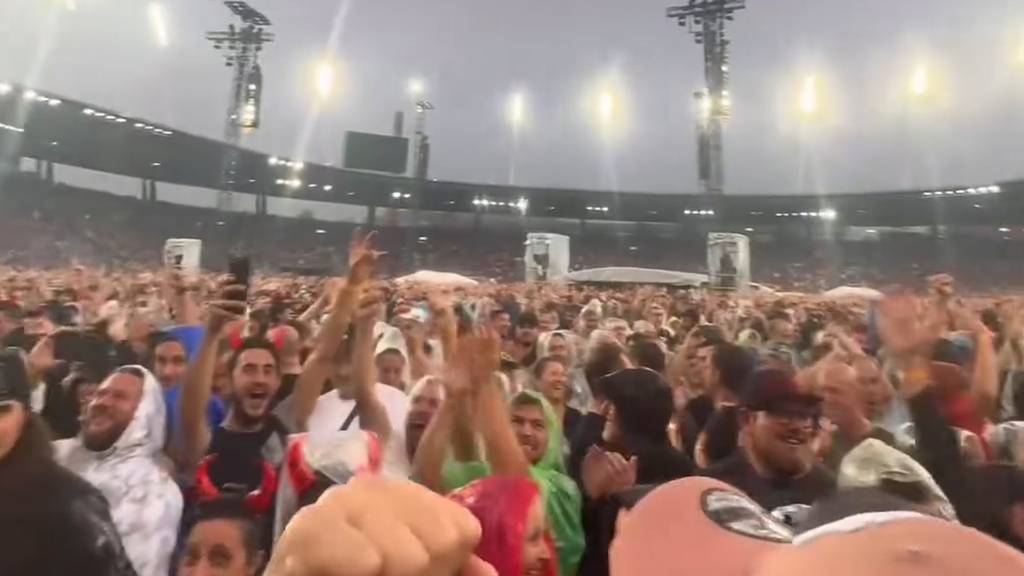 AC/DC-Fans freuen sich über 30 Sekunden Fussball