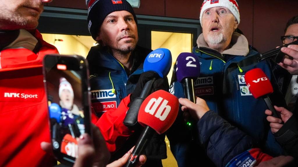 Skisprung-Trainer Magnus Brevig (links, mit Sportdirektor Jan-Erik Aalbu) muss sein Amt niederlegen