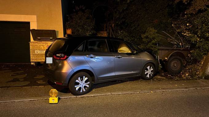 Auto knallt in Neuhausen am Rheinfall ungebremst in Anhänger