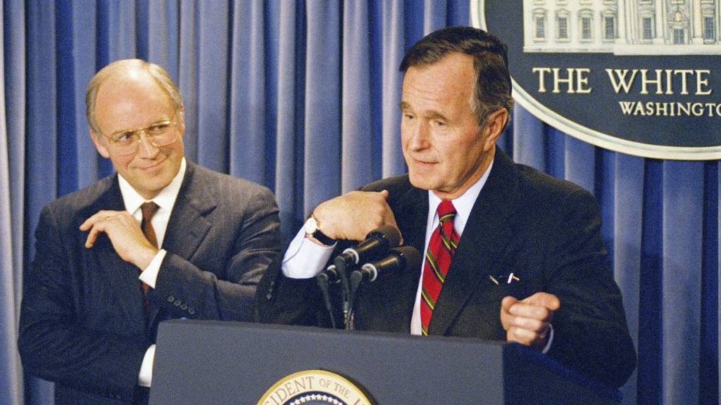 ARCHIV - US-Präsident George H.W. Bush (r) gestikuliert während einer Pressekonferenz im Weißen Haus am 10. März 1989, wo er seine Wahl des Abgeordneten Richard Cheney zum Verteidigungsminister bekannt gibt. Foto: Charles Tasnadi/AP/dpa