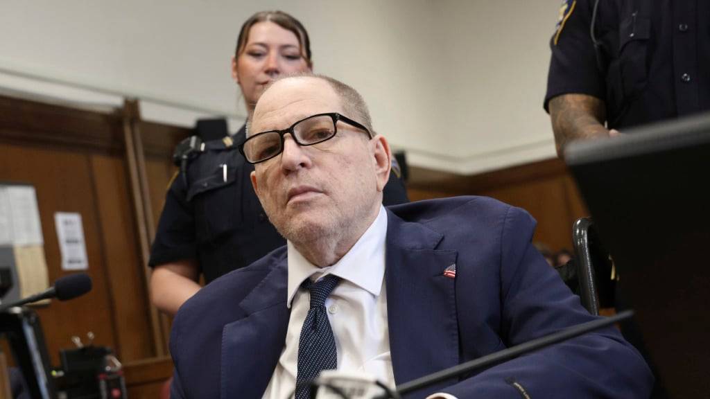 Harvey Weinstein erscheint vor dem Staatsgerichtshof in Manhattan, während die Geschworenen in New York zu den Beratungen über eine verbleibende Anklage in seinem Wiederaufnahmeverfahren zurückkehren. Foto: Jefferson Siegel/Pool The New York Times/AP/dpa