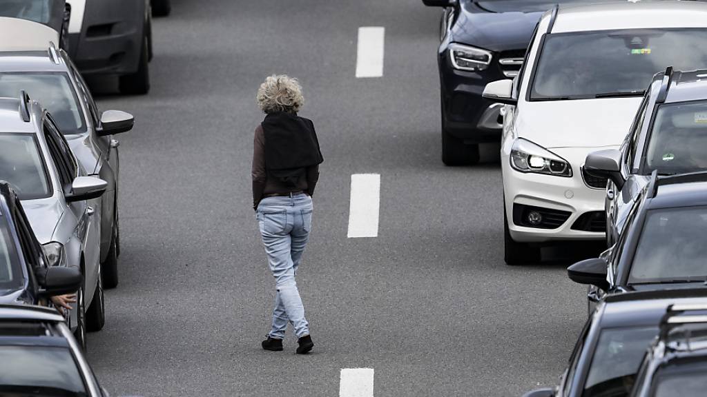 Vor den Portalen des Gotthard-Strassentunnels in Uri und im Tessin kam es am Montag beidseitig zu langen Staus. (Archivbild)
