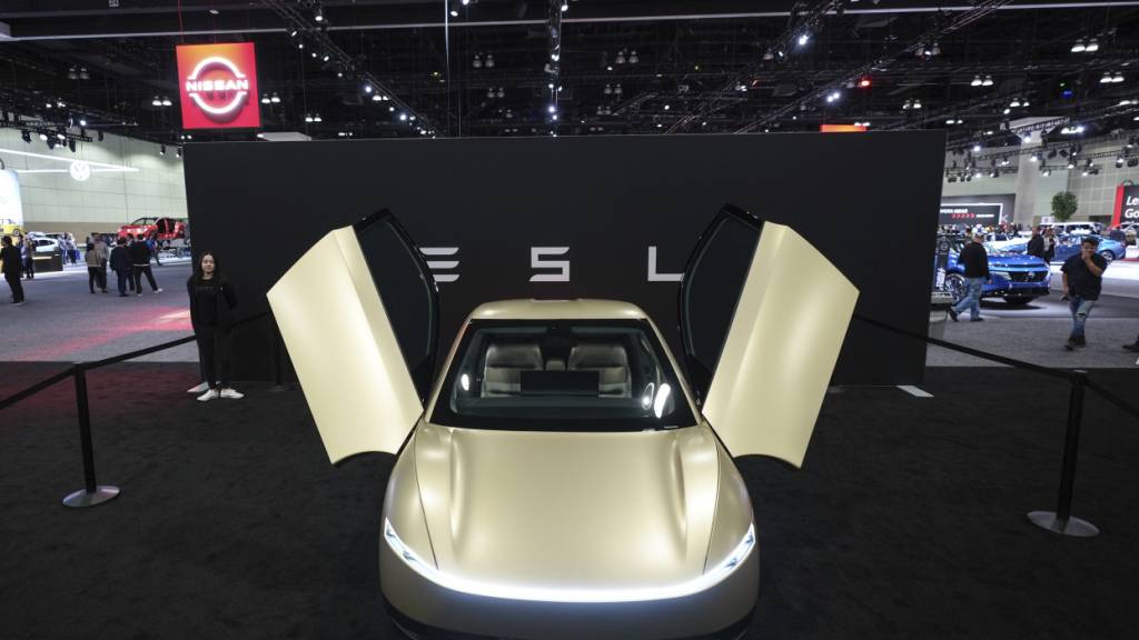 Das Tesla Cybercab - hier ein Showmodel aus dem Jahr 2024 - soll laut Elon Musk nun in Produktion sein. (Archivbild)