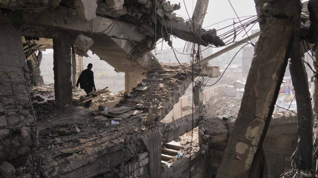 dpatopbilder - Palästinenser inspizieren einen Tag nach einem israelischen Angriff auf ein Gebäude in Gaza die Ruinen. Foto: Jehad Alshrafi/AP/dpa