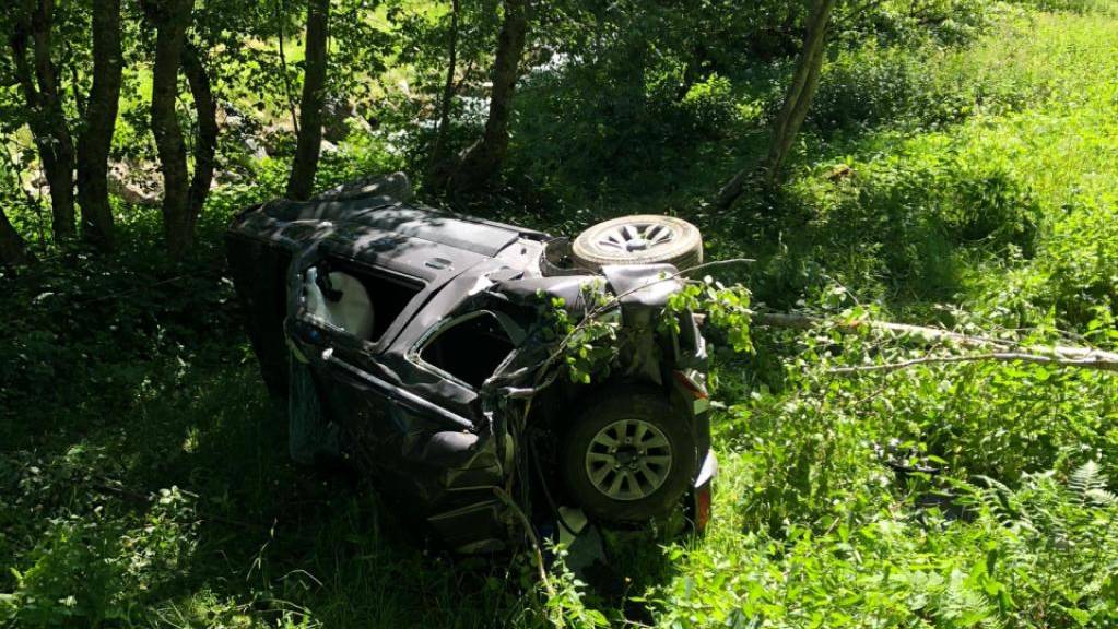 Das Auto war sich mehrmals überschlagend erst nach 100 Metern zum Stillstand gekommen. Der Fahrer starb noch auf der Unfallstelle.