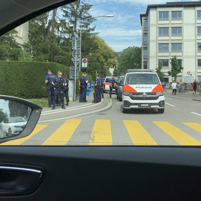 Polizei führt zwei Personen nach Streit in Zürich ab