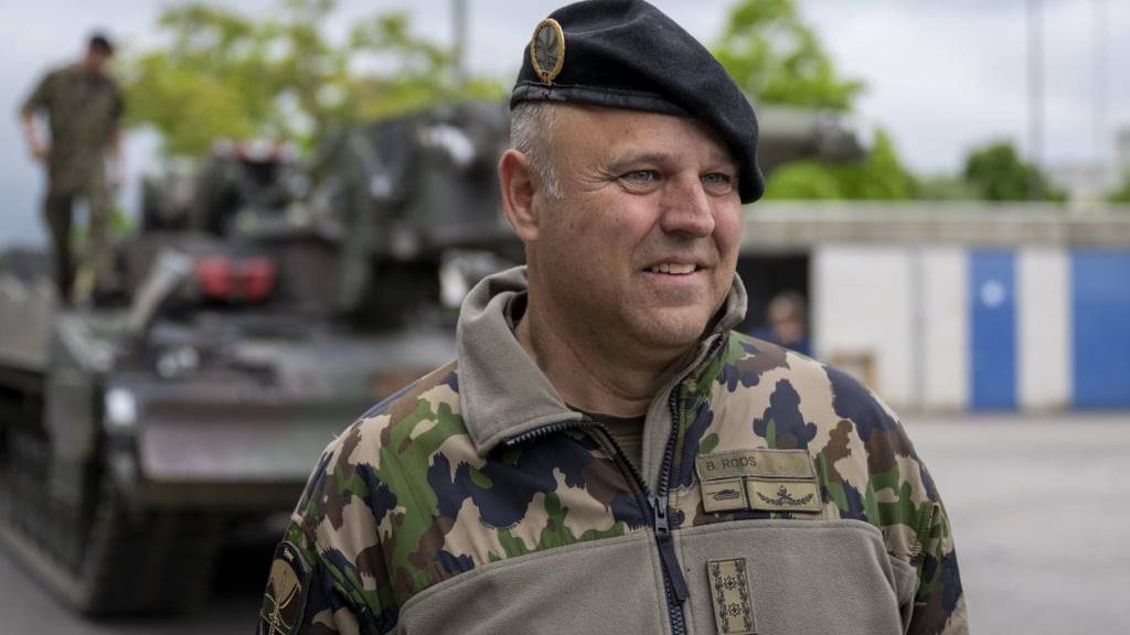 Divisionär Benedikt Roos - hier an einem Medientermin auf dem Waffenplatz in Thun vom Mai - wird ab Anfang 2026 neuer Chef der Schweizer Armee. (Archivbild)