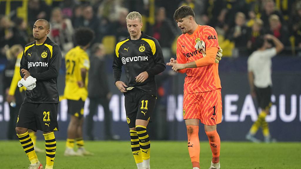 Goalie Gregor Kobel nach dem 0:0 gegen die AC Milan im Gespräch mit Marco Reus