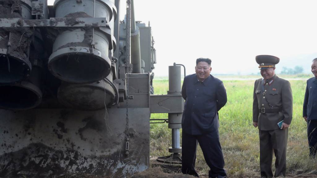 Nordkoreas Machthaber Kim Jong Un beim Besuch eines Mehrfach-Raketenwerfer an einem unbekannten Orten im Land. (Archivbild)