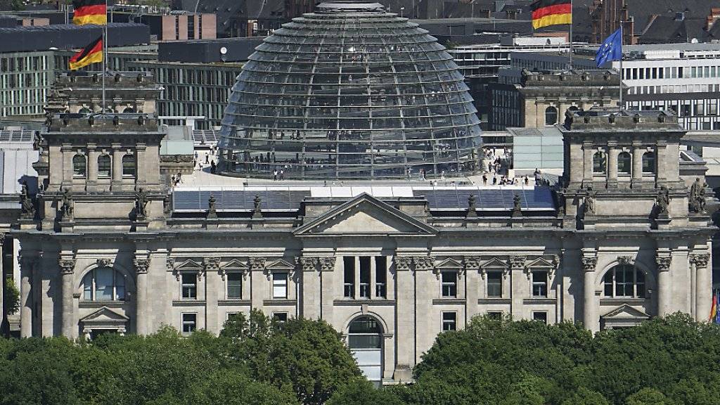 Im deutschen Bundestag hätte eine Grosse Koalition laut einer Umfrage wieder eine Mehrheit. (Archivbild)