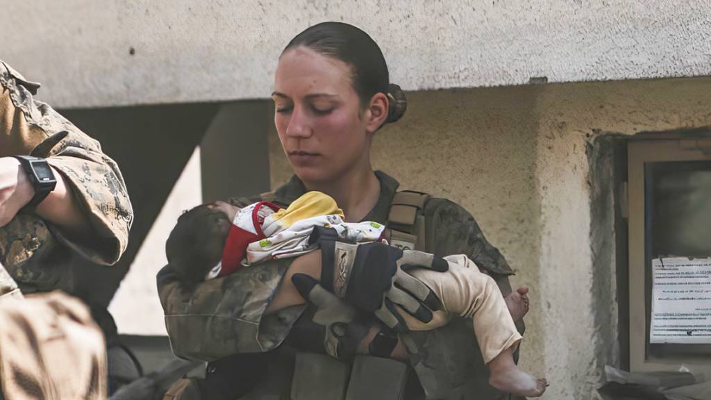 Die Unteroffizierin Nicole Gee vom US Marine Corps beruhigt ein Kleinkind am Flughafen in Kabul. Tage danach stirbt sie bei einem Terroranschag.