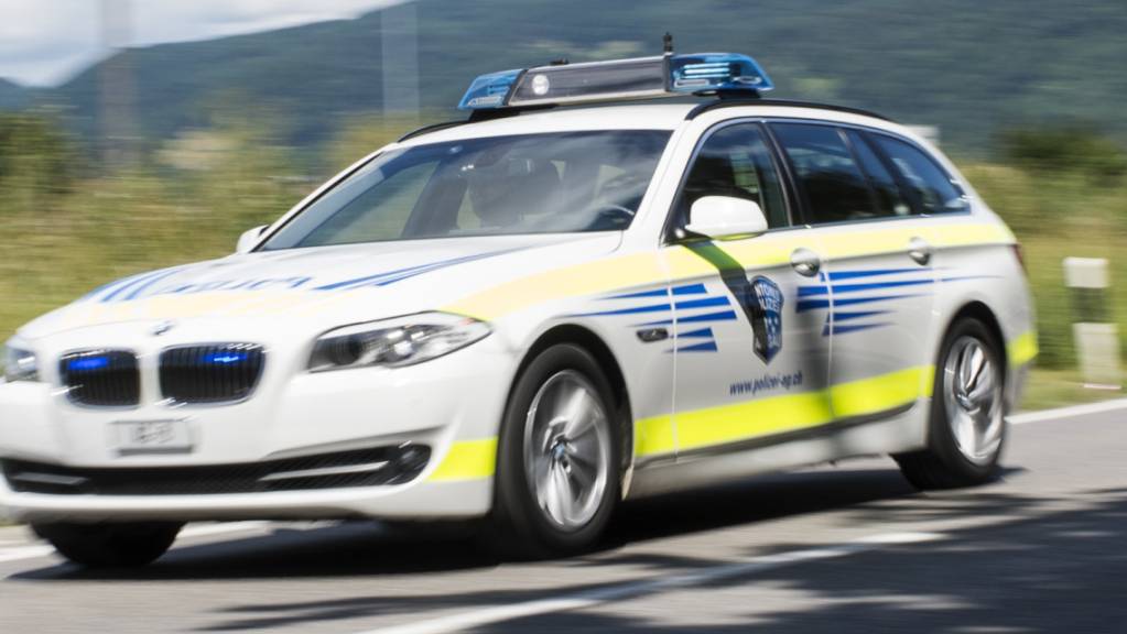 Eine Patrouille der Aargauer Kantonspolizei ist bei einer Verfolgungsjagd verunglückt. Verletzt wurde jedoch niemand. Der Flüchtige konnte bis am Sonntag nicht ermittelt werden. (Archivbild)