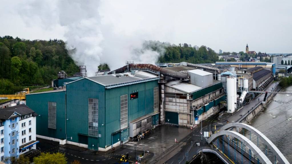 Eine Übersichtsaufnahme zeigt die Produktionsstätte mit dem Stahlwerk der Steeltec AG in Emmenbrücke LU. (Archivbild)