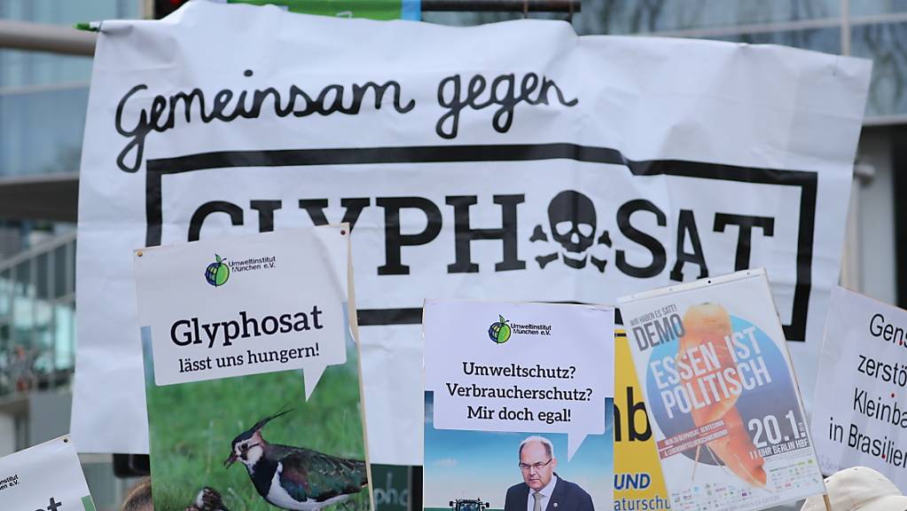 Der Einsatz des Pestizids Glyphosat ist in der Öffentlichkeit nach wie vor heftig umstritten. (Archivbild)