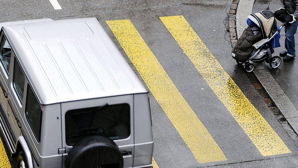 Ein Fussgänger wurde gerstern angefahren und dabei schwer verletzt (Symbolbild).