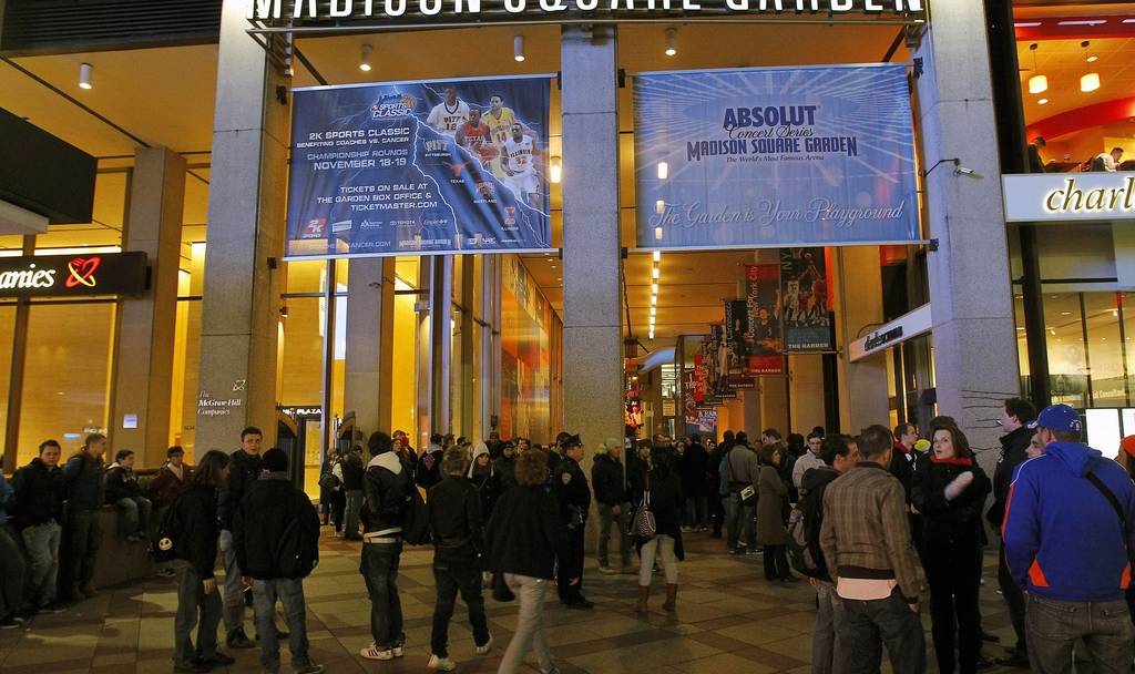 Fans Standen Am Madison Square Garden Vor Verschlossenen Turen