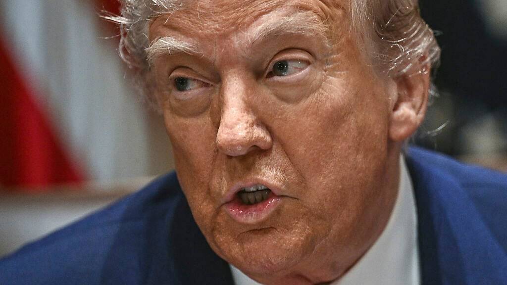 US-Präsident Donald Trump hat dem Iran mit einem militärischen Angriff gedroht. Foto: -/POOL/AP/dpa