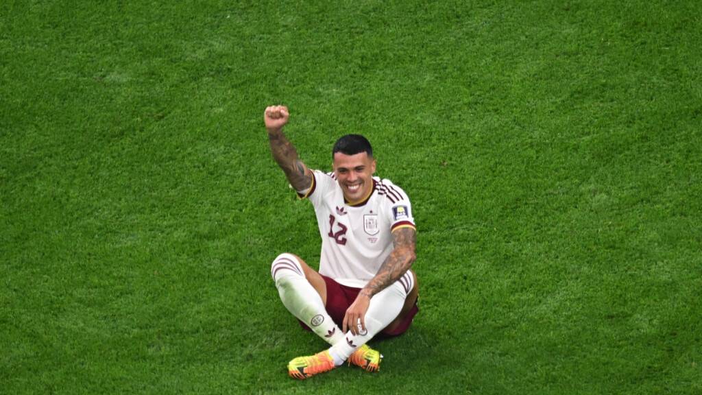 Pedro Porro, Torschütze zum 2:0 gegen die Franzosen, ballt die Siegerfaust