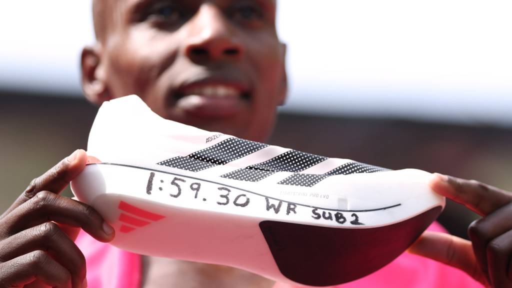 Sabastian Sawe zeigt seinen Weltrekord-Schuh. Auch bezüglich Doping hat er ein reines Gewissen