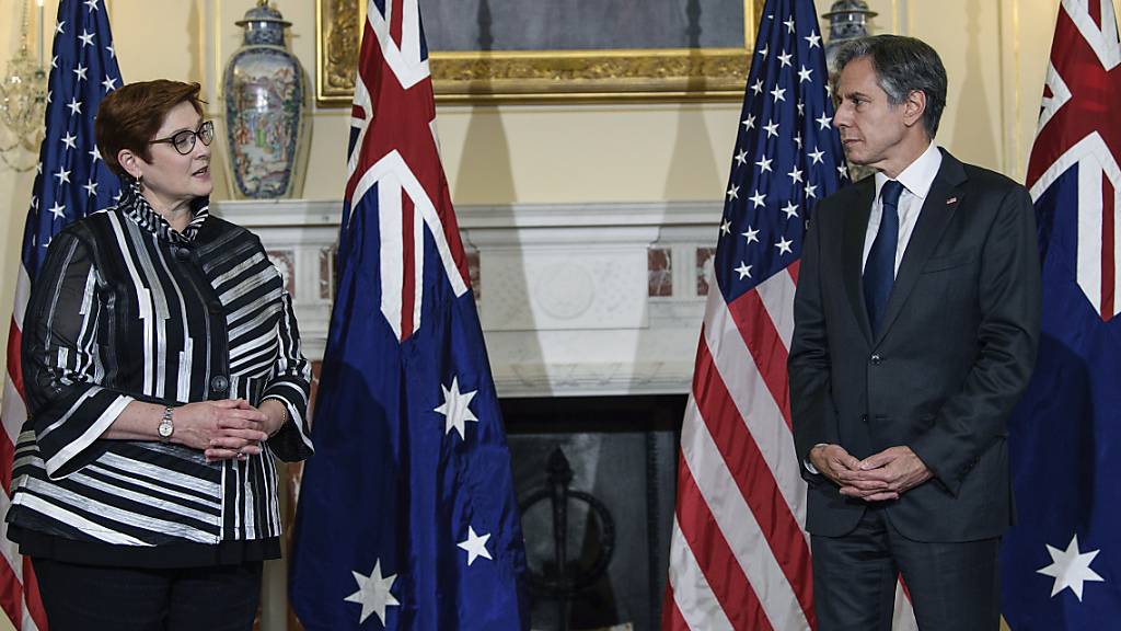 Antony Blinken (r), Außenminister der USA, und Marise Payne, Außenministerin von Australien, unterhalten sich im Außenministerium in Washington. Foto: Nicholas Kamm/Pool AFP/AP/dpa